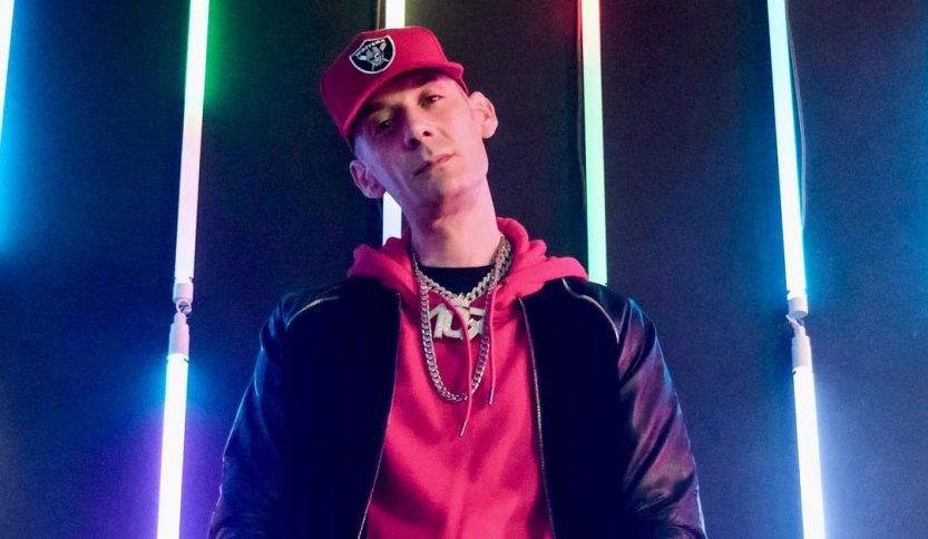 Grido con sfondo blu e luci