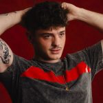 Olly davanti a sfondo rosso