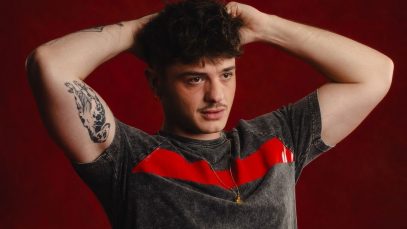 Olly davanti a sfondo rosso