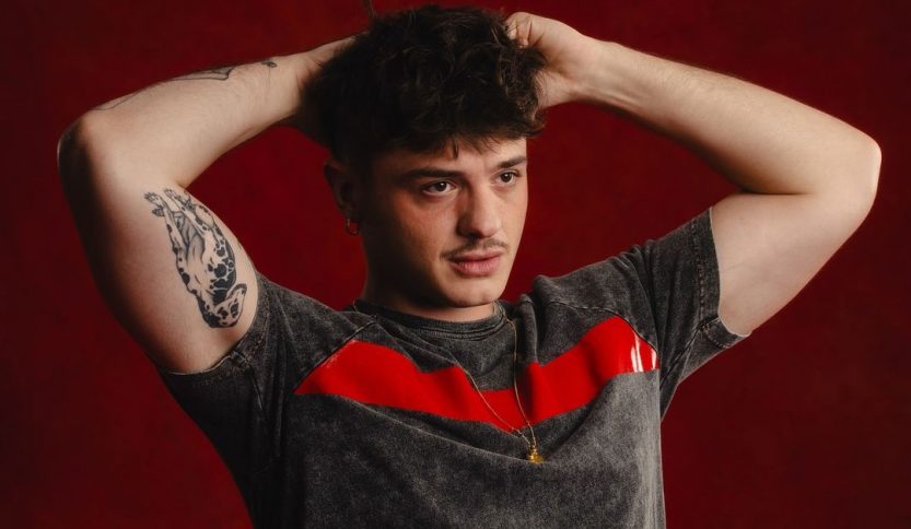 Olly davanti a sfondo rosso