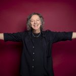 Foto di Red Canzian su sfondo burgundy