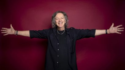 Foto di Red Canzian su sfondo burgundy