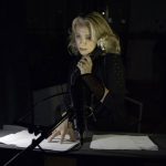 Elisabetta Spinelli in uno studio di doppiaggio