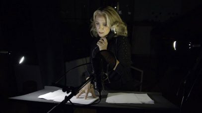 Elisabetta Spinelli in uno studio di doppiaggio