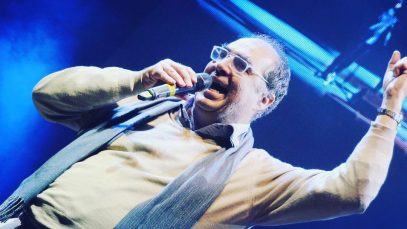 Pietro Ubaldi con sfondo blu e microfono