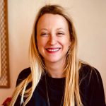 valentina pallavicino con dietro un quadro