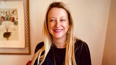 valentina pallavicino con dietro un quadro