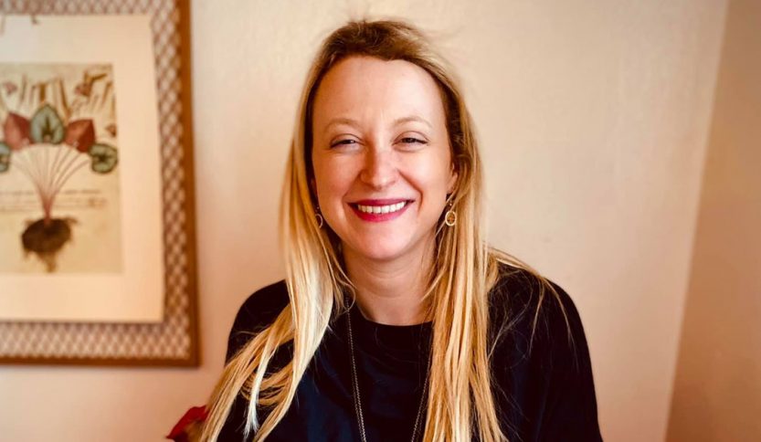 valentina pallavicino con dietro un quadro