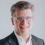 Cristiano Pusca con sfondo grigio