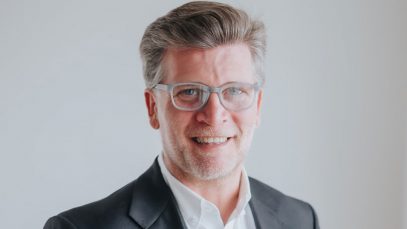 Cristiano Pusca con sfondo grigio