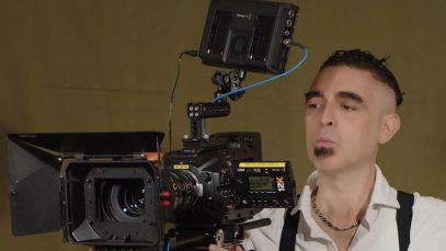 Mauro John Capece con una macchina da presa