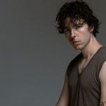 Anzj su sfondo grigio