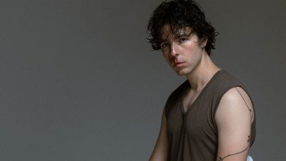 Anzj su sfondo grigio