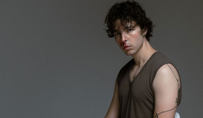 Anzj su sfondo grigio