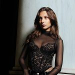 Arianna Fracasso appoggiata a una colonna