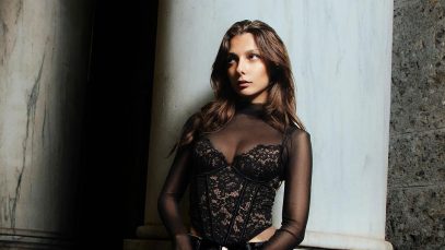 Arianna Fracasso appoggiata a una colonna