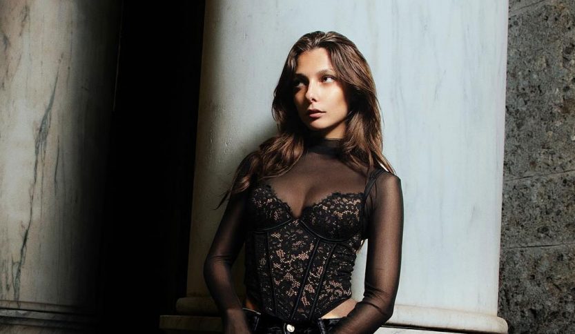 Arianna Fracasso appoggiata a una colonna