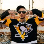 CoCo su un tetto con maglia con pinguino