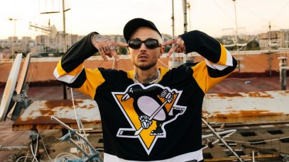 CoCo su un tetto con maglia con pinguino