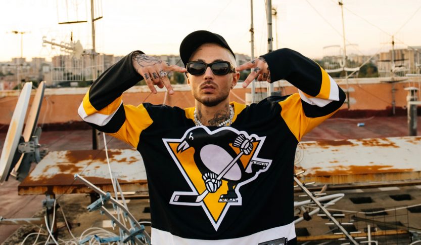 CoCo su un tetto con maglia con pinguino