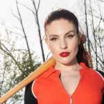 Ditonellapiaga con una mazza e alberi sullo sfondo