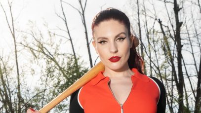 Ditonellapiaga con una mazza e alberi sullo sfondo