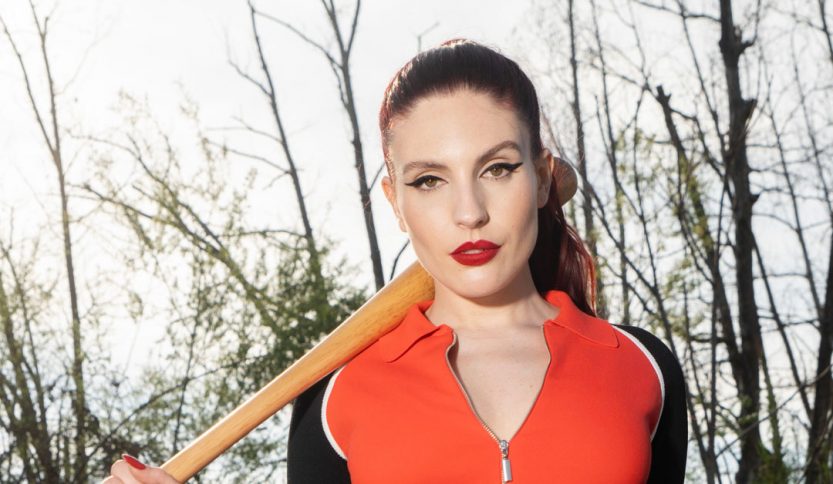 Ditonellapiaga con una mazza e alberi sullo sfondo