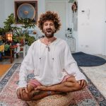 Gio Evan a gambe incrociate