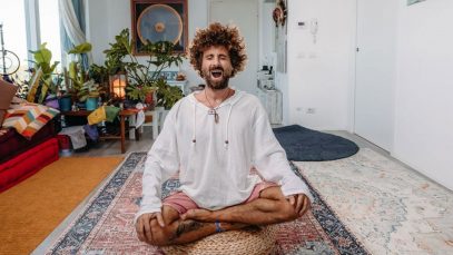 Gio Evan a gambe incrociate