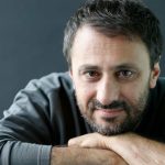 claudio moneta sfondo grigio