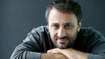 claudio moneta sfondo grigio