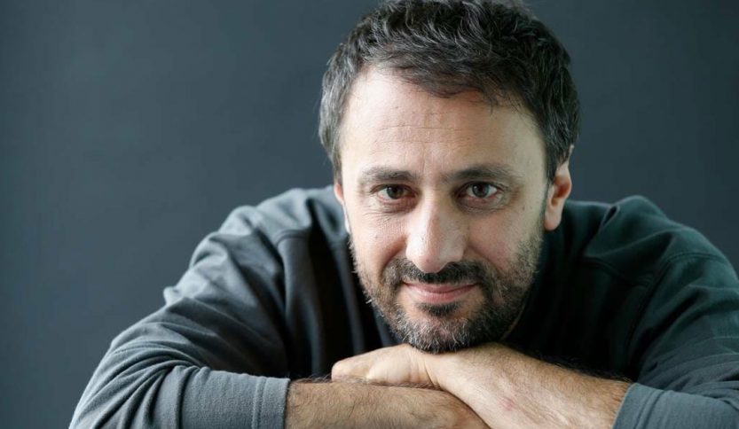 claudio moneta sfondo grigio