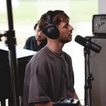 Holden davanti a un microfono