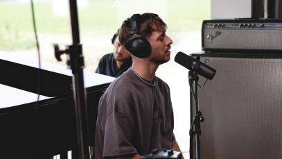 Holden davanti a un microfono