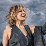 Irene Grandi con cielo nuvoloso