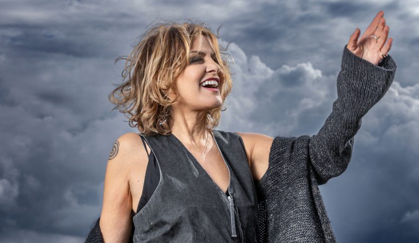 Irene Grandi con cielo nuvoloso