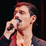 Leonardo Lamacchia con un microfono