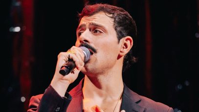 Leonardo Lamacchia con un microfono