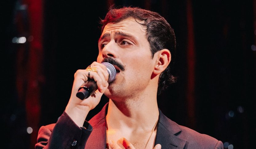 Leonardo Lamacchia con un microfono