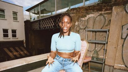 Lina Simons su un tetto