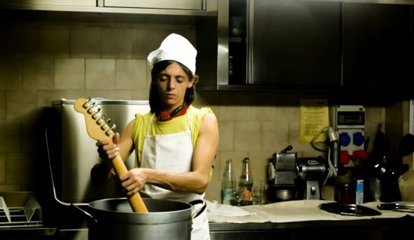 Lucio Corsi in cucina