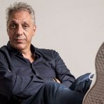 Max Pisu su sfondo panna