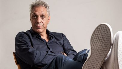 Max Pisu su sfondo panna