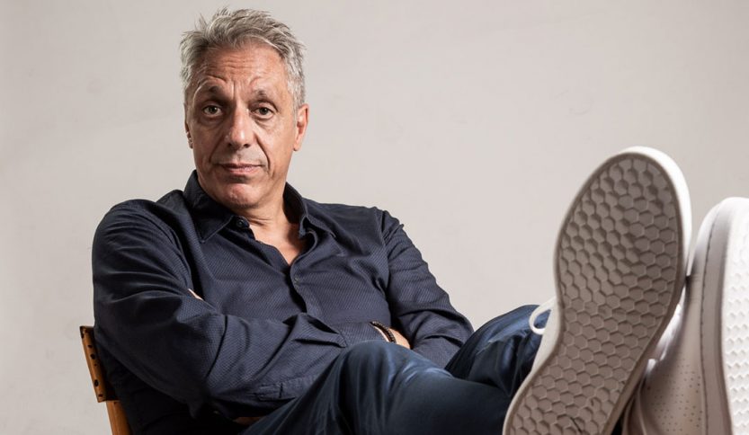 Max Pisu su sfondo panna