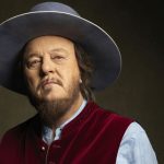 Zucchero con cappello e sfondo scuro