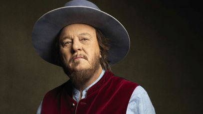 Zucchero con cappello e sfondo scuro