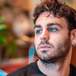 Alberto Urso con stanza sfocata dietro