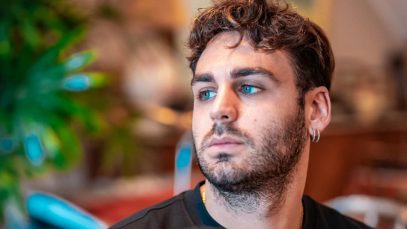 Alberto Urso con stanza sfocata dietro