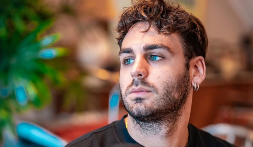 Alberto Urso con stanza sfocata dietro