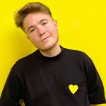 Alfa con sfondo giallo